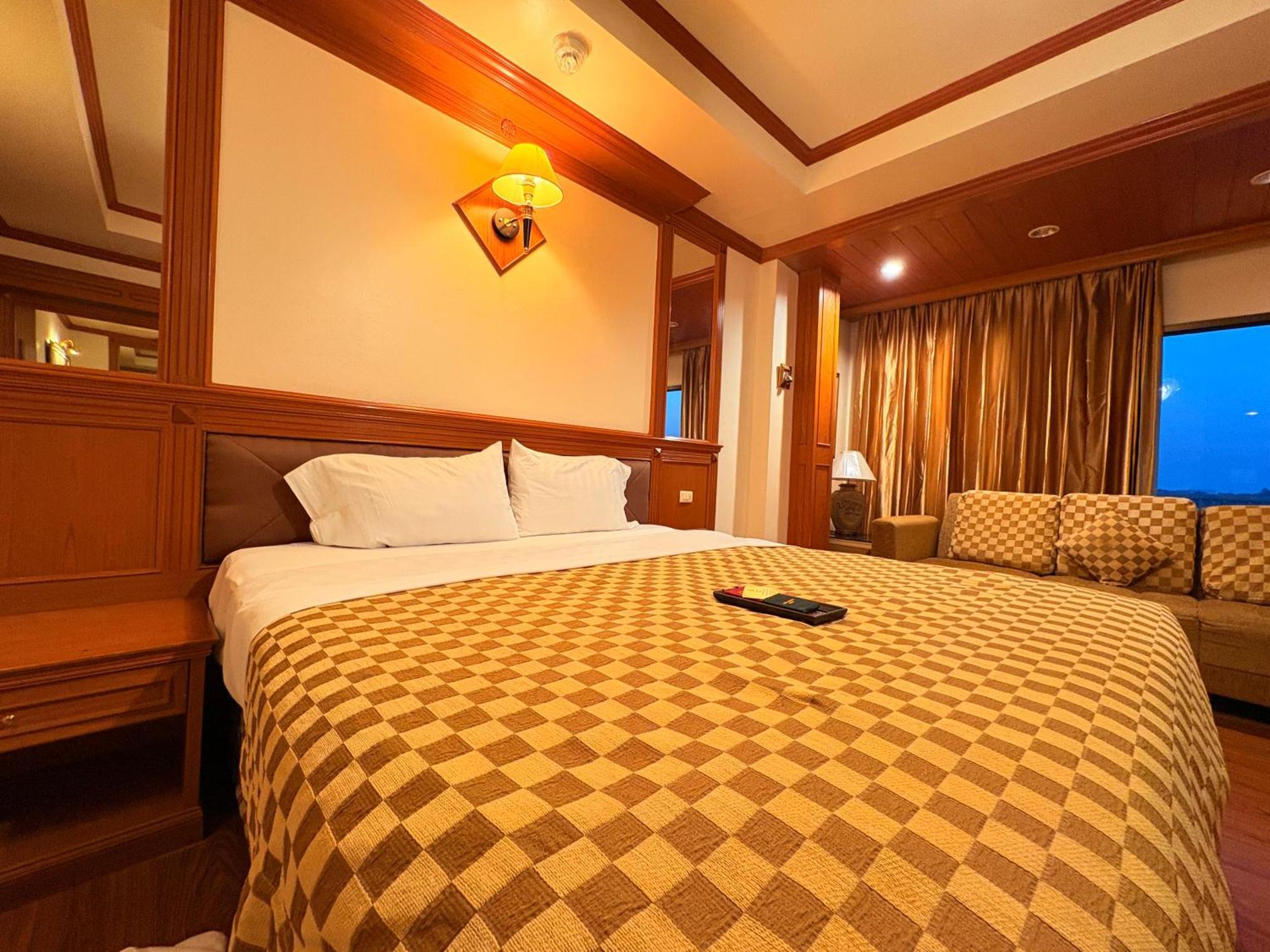 Taksilahotel Maha Sarakham Esterno foto