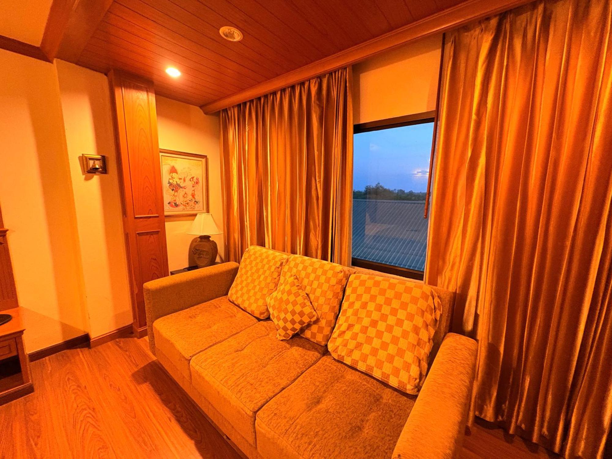 Taksilahotel Maha Sarakham Esterno foto